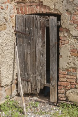 terk edilmiş evde
