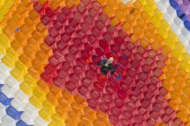 Gökyüzünde uçuşan renkli uçurtmalar