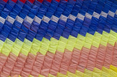 Gökyüzünde uçuşan renkli uçurtmalar