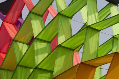 Gökyüzünde uçuşan renkli uçurtmalar