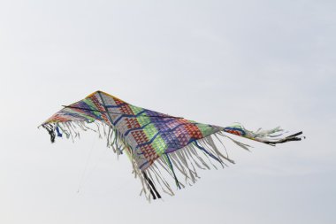 Gökyüzünde uçuşan renkli uçurtmalar