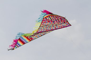 Gökyüzünde uçuşan renkli uçurtmalar