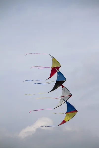 空を飛ぶカラフルな凧は — ストック写真