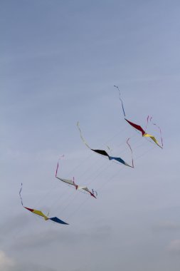 Gökyüzünde uçuşan renkli uçurtmalar