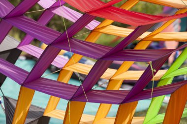 Gökyüzünde uçuşan renkli uçurtmalar