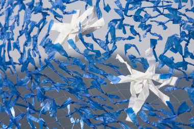 Gökyüzünde uçuşan renkli uçurtmalar