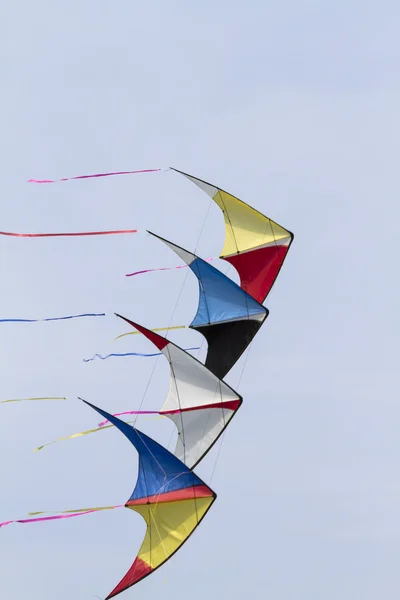 Kleurrijke vliegers vliegen in de lucht — Stockfoto