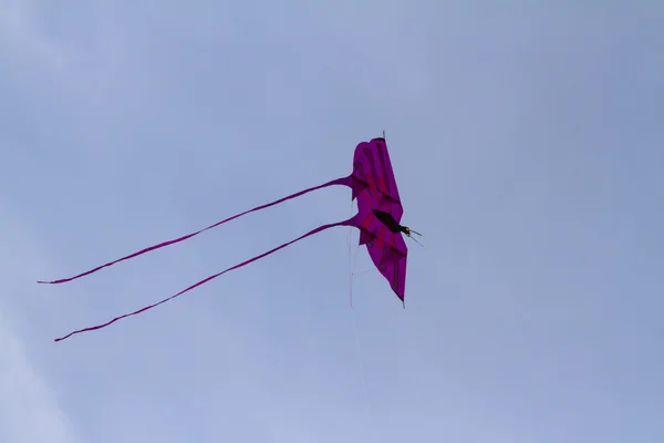 Aquiloni colorati che volano nel cielo — Foto Stock