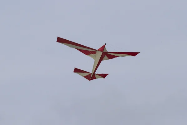 空を飛ぶカラフルな凧は — ストック写真