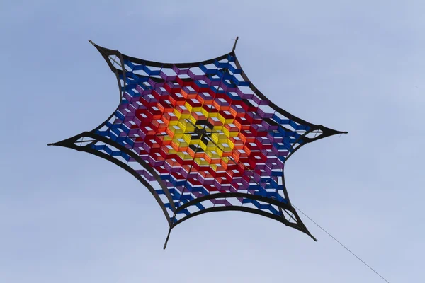 空を飛ぶカラフルな凧は — ストック写真