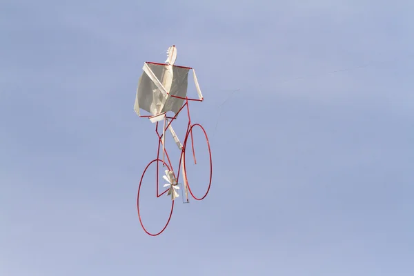カラフルな凧の自転車が空を飛んでいます。 — ストック写真