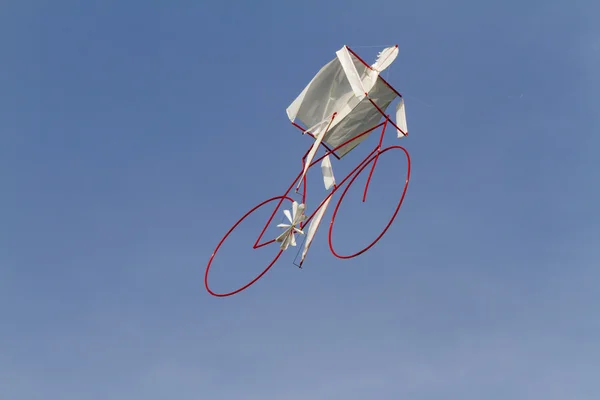 Gökyüzünde uçan renkli uçurtma Bisiklet — Stok fotoğraf