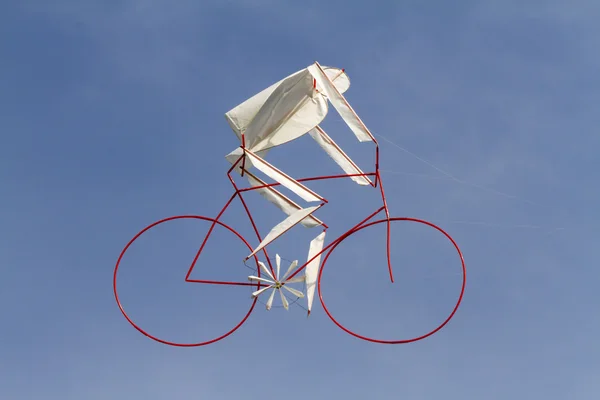 Aquiloni colorati bicicletta che vola nel cielo — Foto Stock