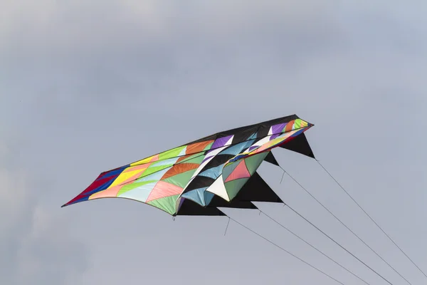 Kleurrijke vliegers muziek vliegen in de lucht — Stockfoto