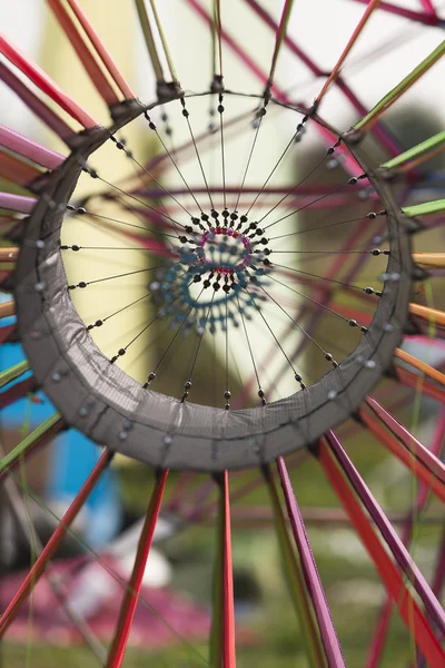 Pipas coloridas voando no céu — Fotografia de Stock