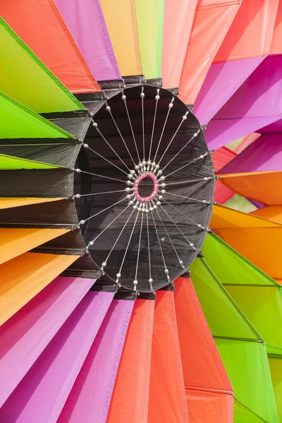 Aquiloni colorati che volano nel cielo — Foto Stock