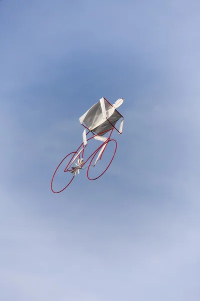 空を飛ぶカラフルな凧は — ストック写真