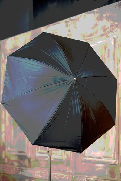 Зонтик в фотостудии — стоковое фото