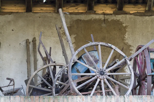 Старый амбар и инструменты — стоковое фото