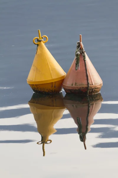 Boei op het meer — Stockfoto