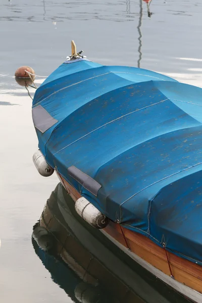 Barco en el lago — Foto de Stock