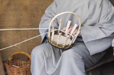 Bir sepet inşa eden usta