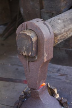 Eski çekici ve sıcak demir