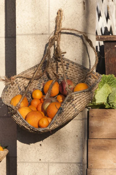 Apelsiner i korgen — Stockfoto