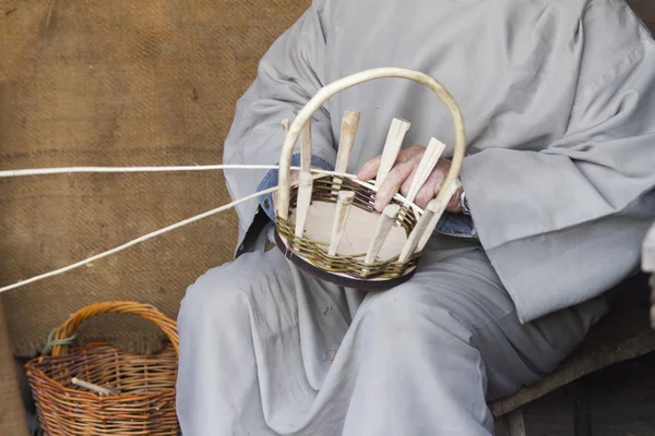 Craftsman who builds a basket — Stock Photo, Image