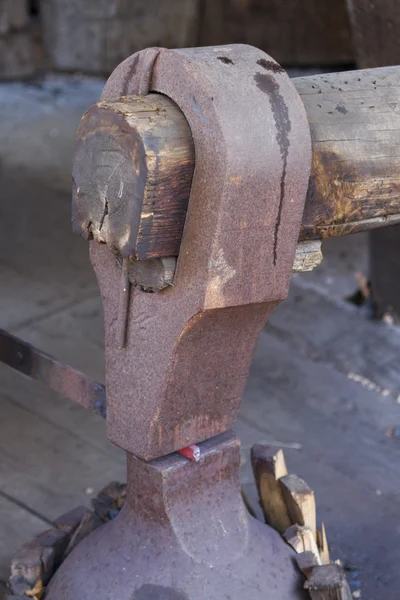 Old hammer and hot iron — Stock Photo, Image