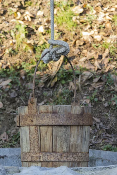 Staré dřevěné vědro u studny — Stock fotografie