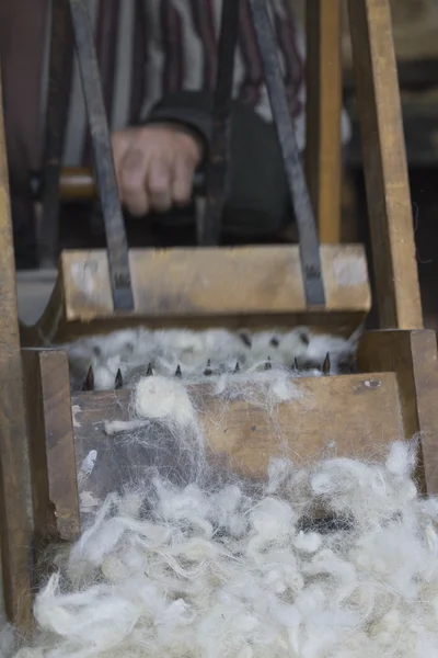 Craftsman who spins the wool — Stock Photo, Image