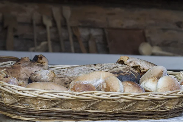 Pan en la cesta —  Fotos de Stock