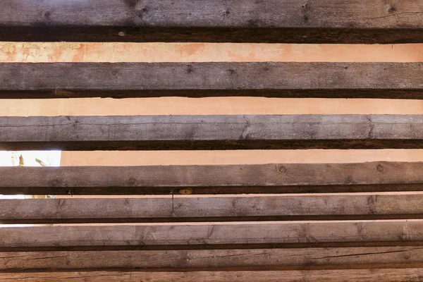 Techo viejo con vigas de madera — Foto de Stock