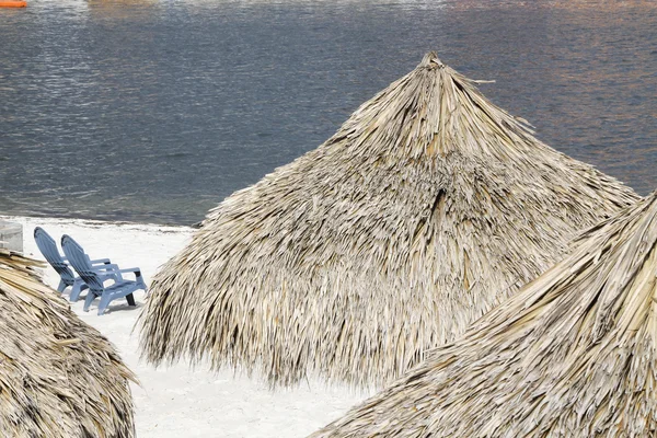 Sombrillas en la playa — Foto de Stock