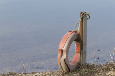 nehir kıyısında kirliliği