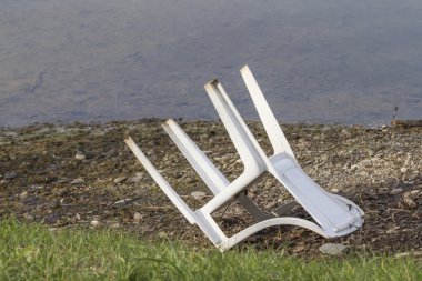 nehir kıyısında kirliliği