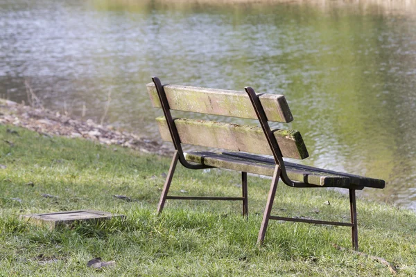 Bank op het meer — Stockfoto