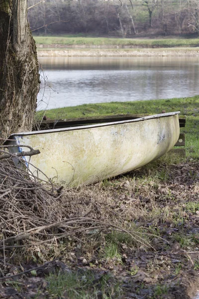 Viejo barco en el río —  Fotos de Stock