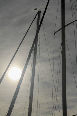 Kışın indirdi yelkenleri