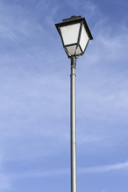 mavi gökyüzünde elektrik direği