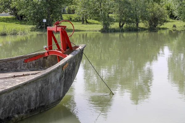 Old boat on lake — Stock Photo, Image