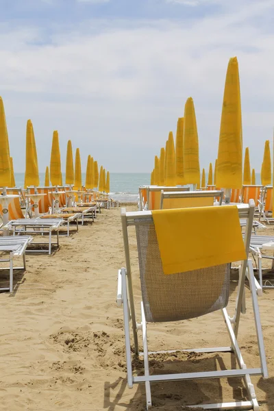 Палубні стільці на пляжі — стокове фото