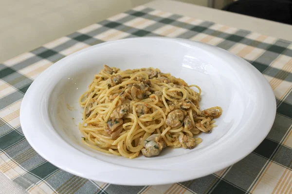 Spaghetti z małżami — Zdjęcie stockowe