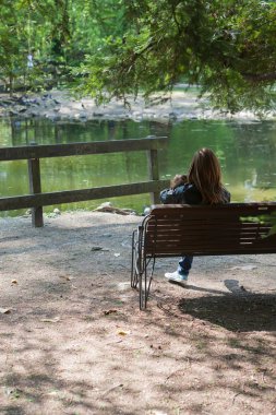 Parkta bankta sakin ol