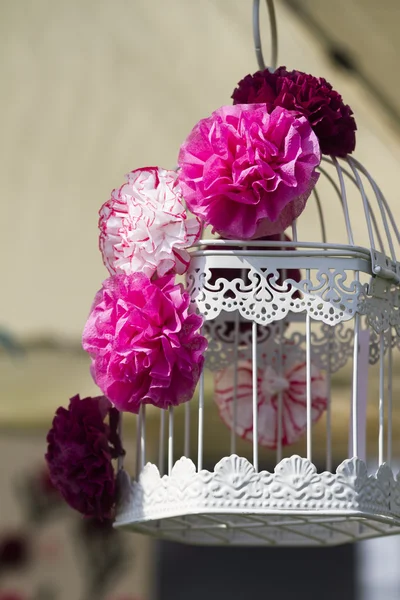 Kwiaty z papieru czerpanego na klatce — Zdjęcie stockowe