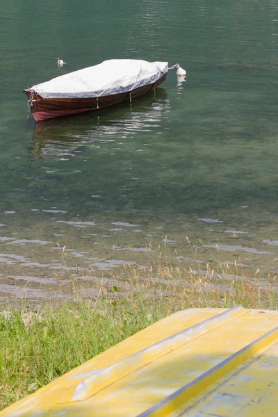 Bateau sur le lac — Photo