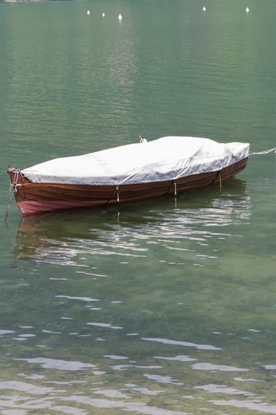 Boat on lake — Stock Photo, Image