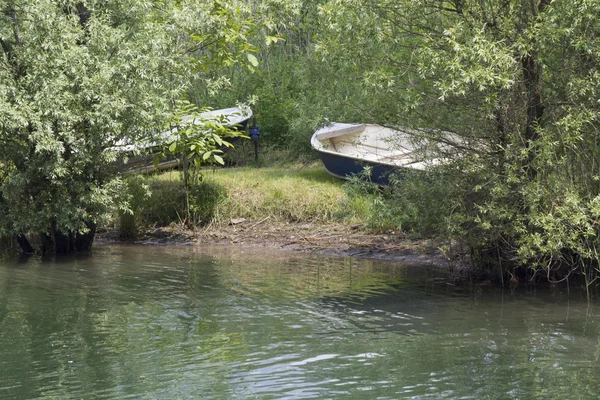 Barco en el lago — Foto de Stock