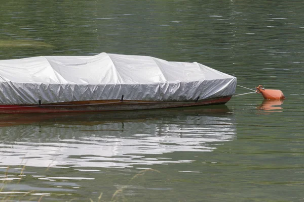 Човен на озері — стокове фото
